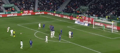 真要走了？孙兴慜在赛后领奖前多次拒绝佩戴队长袖标