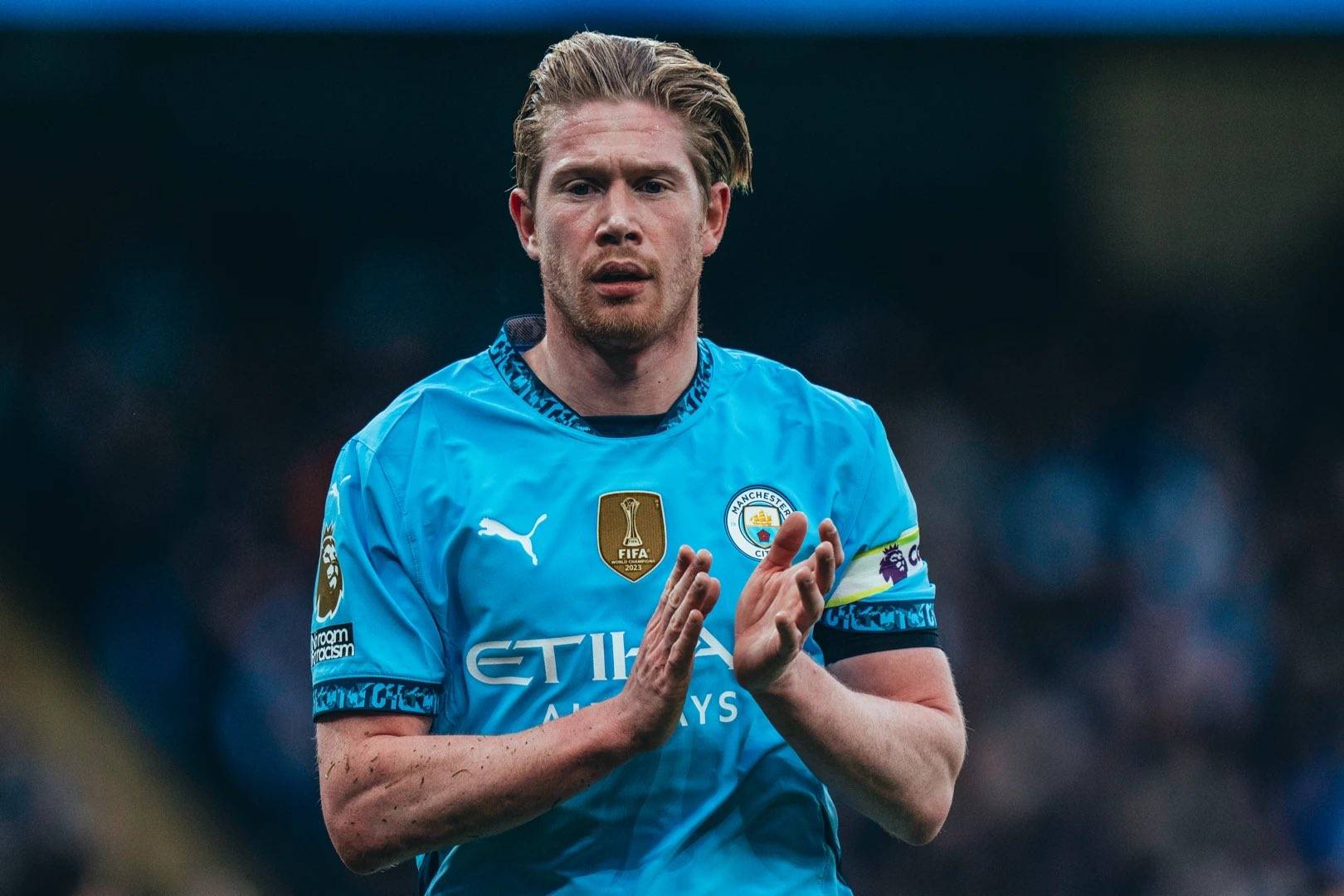 这雪有点大，欧冠赛前一名挪威记者在博德闪耀的球场边线处滑雪